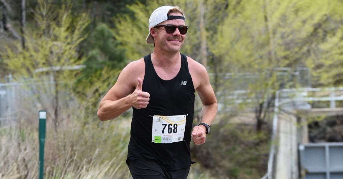 Runner in the Poudre Canyon giving thumbs up, feeling good with no symptoms of altitude sickness